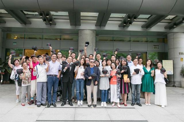 林心如|林心如硕士期间表现优秀，一年不到升职学生会长，师生合影站C位