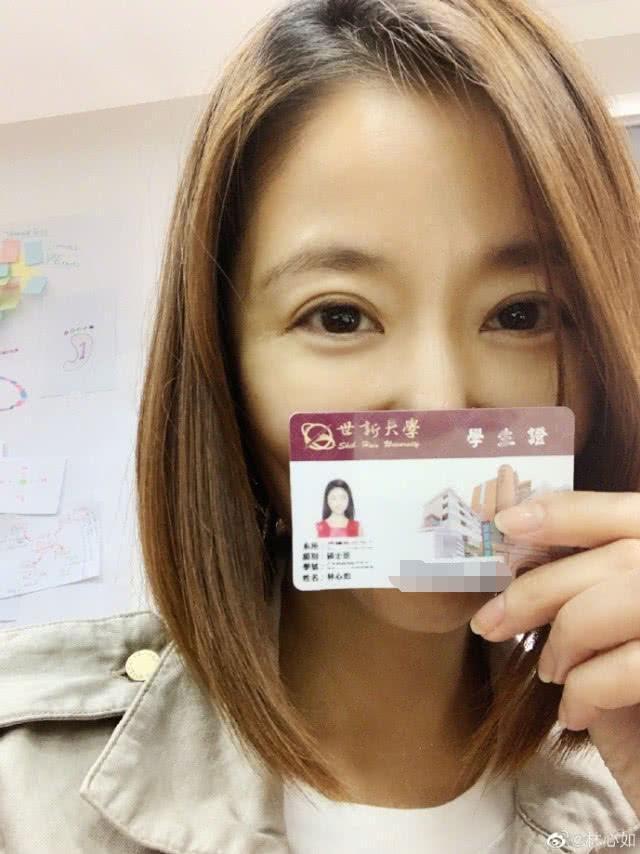 林心如|林心如硕士期间表现优秀，一年不到升职学生会长，师生合影站C位