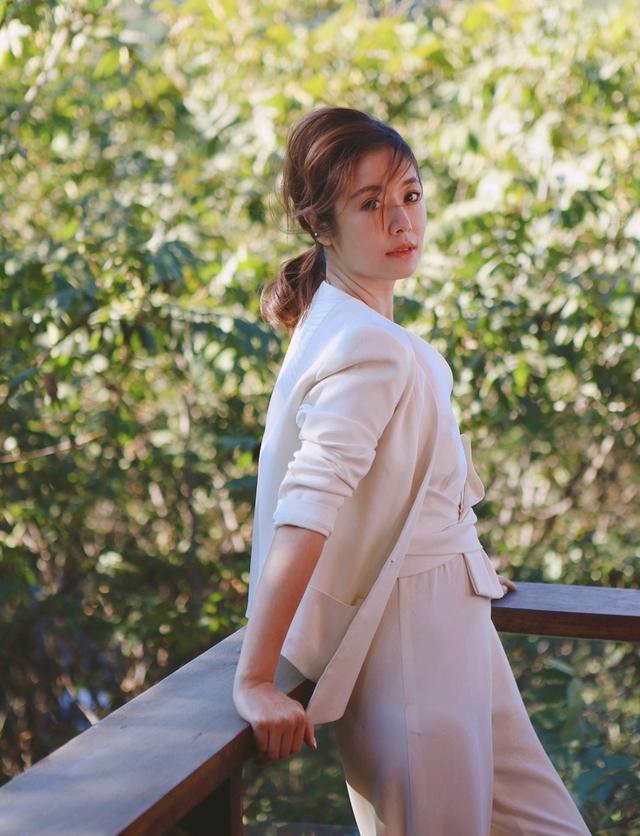 林心如|林心如硕士期间表现优秀，一年不到升职学生会长，师生合影站C位