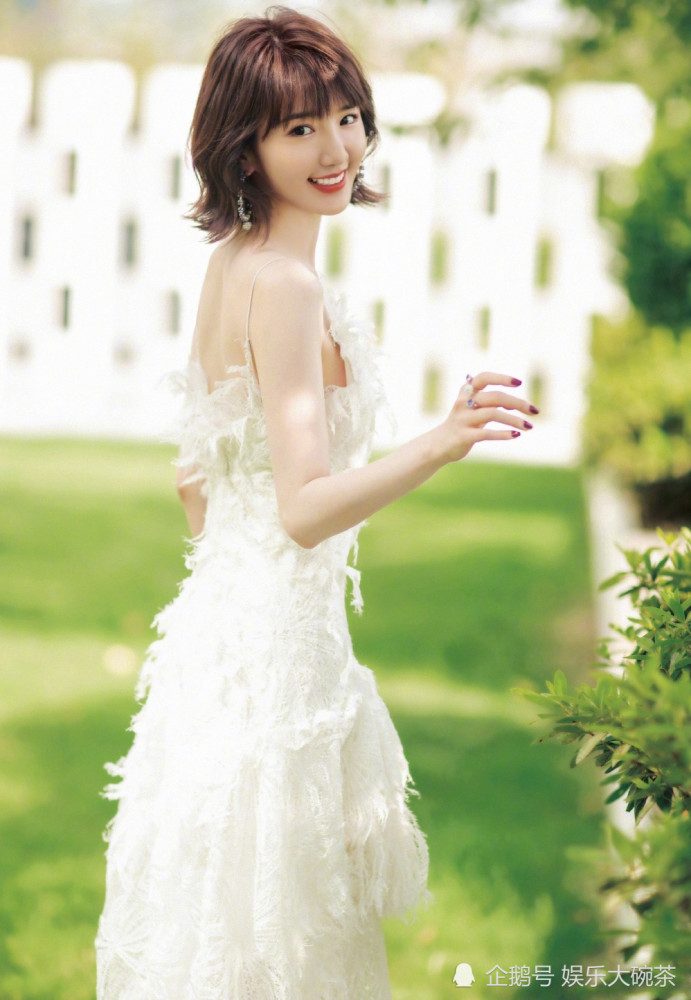 毛晓彤|毛晓彤真是活出了精致女人风采！一白一黑造型在仙女与御姐间切换