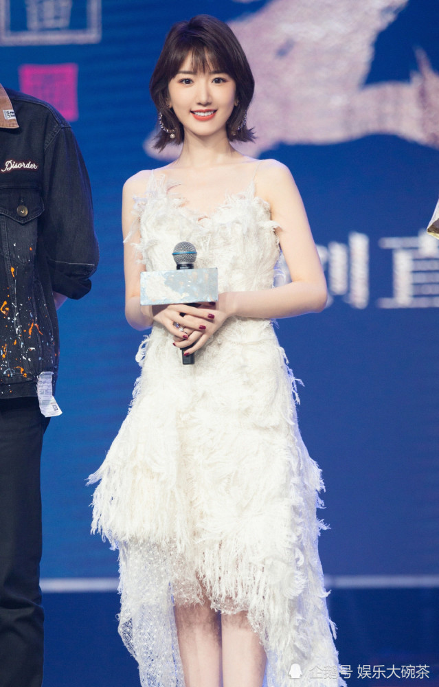 毛晓彤|毛晓彤真是活出了精致女人风采！一白一黑造型在仙女与御姐间切换
