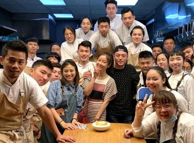 林心如|林心如硕士期间表现优秀，一年不到升职学生会长，师生合影站C位