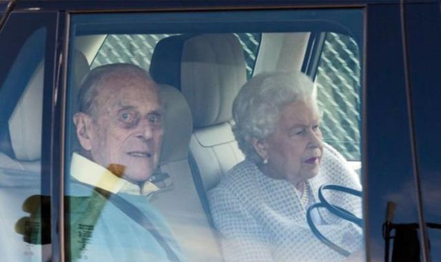 哈里王子|爆梅根婚礼受“欺负”，哈里气疯骂女王？王室又开始搞事了……