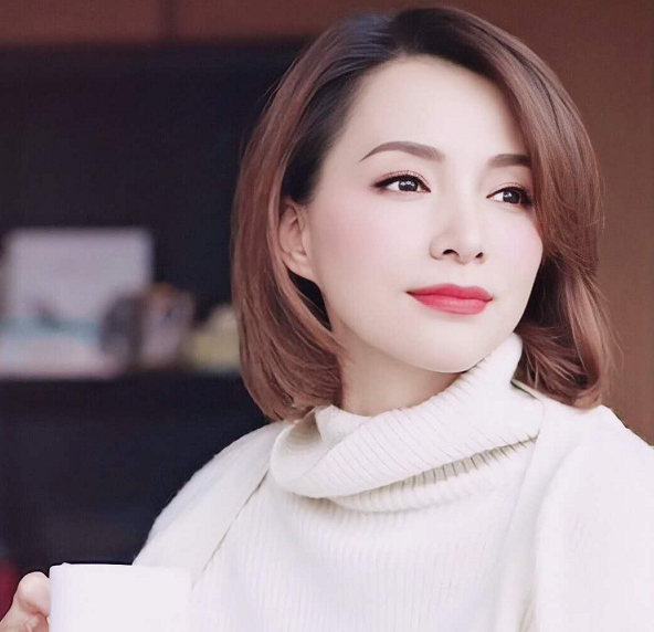 董卿|主持人董卿近况曝光，现身理发店站台气质温婉，手上戒指太吸睛