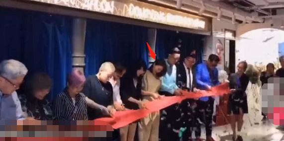 董卿|主持人董卿近况曝光，现身理发店站台气质温婉，手上戒指太吸睛