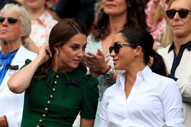 哈里王子|爆梅根婚礼受“欺负”，哈里气疯骂女王？王室又开始搞事了……