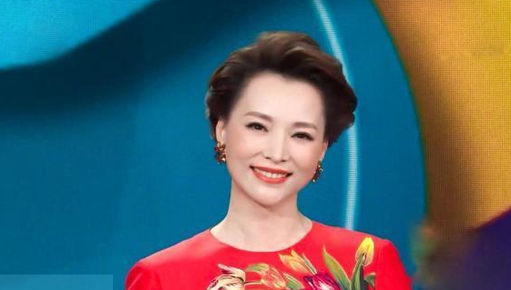 董卿|主持人董卿近况曝光，现身理发店站台气质温婉，手上戒指太吸睛