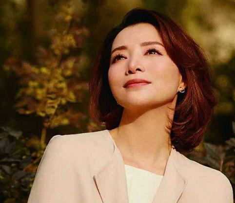 董卿|主持人董卿近况曝光，现身理发店站台气质温婉，手上戒指太吸睛