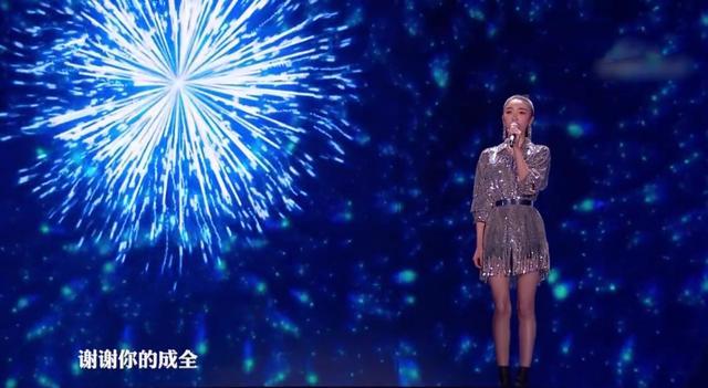 张乘乘|张乘乘林有有两大“渣女”联动，晚会合唱像双胞胎，背景竟是蓝色烟花