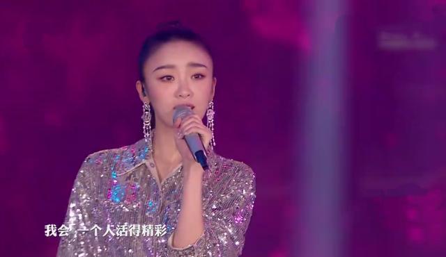 张乘乘|张乘乘林有有两大“渣女”联动，晚会合唱像双胞胎，背景竟是蓝色烟花