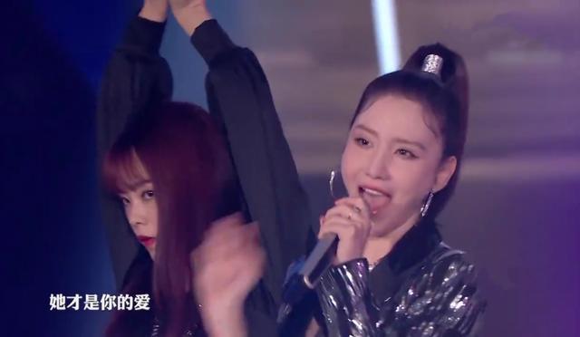 张乘乘|张乘乘林有有两大“渣女”联动，晚会合唱像双胞胎，背景竟是蓝色烟花