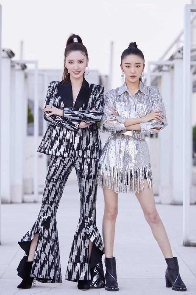 张乘乘|张乘乘林有有两大“渣女”联动，晚会合唱像双胞胎，背景竟是蓝色烟花