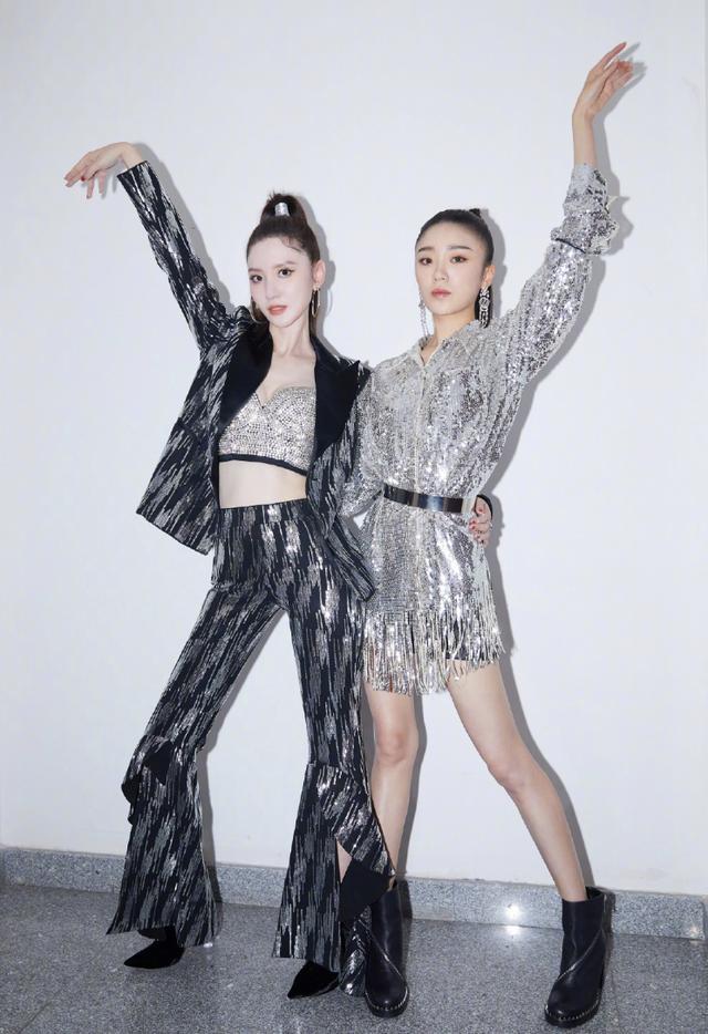 张乘乘|张乘乘林有有两大“渣女”联动，晚会合唱像双胞胎，背景竟是蓝色烟花