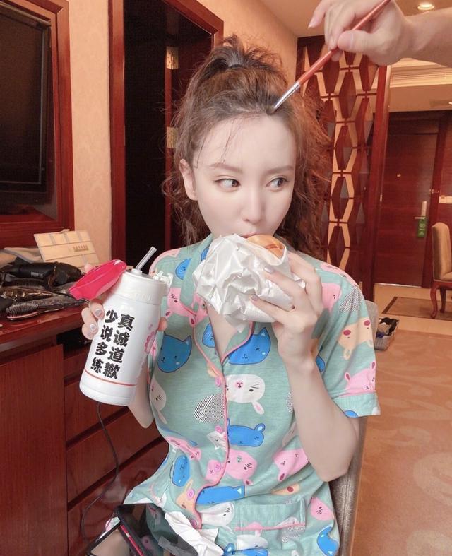 张乘乘|张乘乘林有有两大“渣女”联动，晚会合唱像双胞胎，背景竟是蓝色烟花