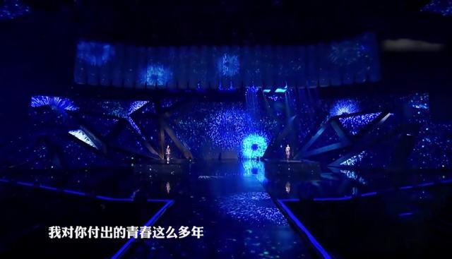 张乘乘|张乘乘林有有两大“渣女”联动，晚会合唱像双胞胎，背景竟是蓝色烟花