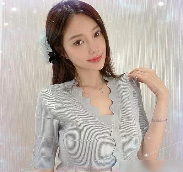 李小璐|李小璐罕晒素颜！教人化妆一脸认真，下颚线明显一点都不网红脸