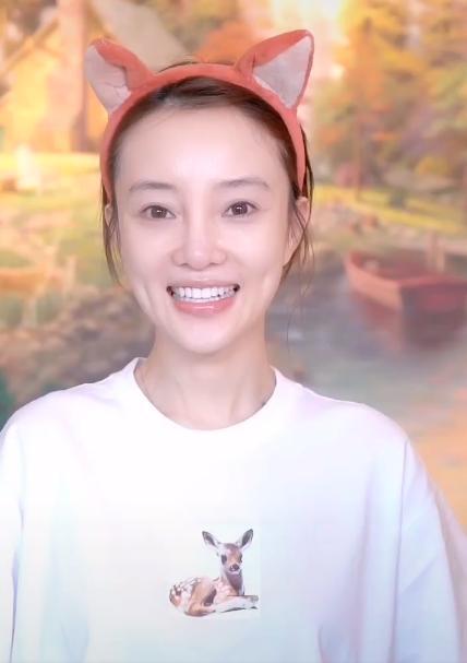 李小璐|李小璐罕晒素颜！教人化妆一脸认真，下颚线明显一点都不网红脸