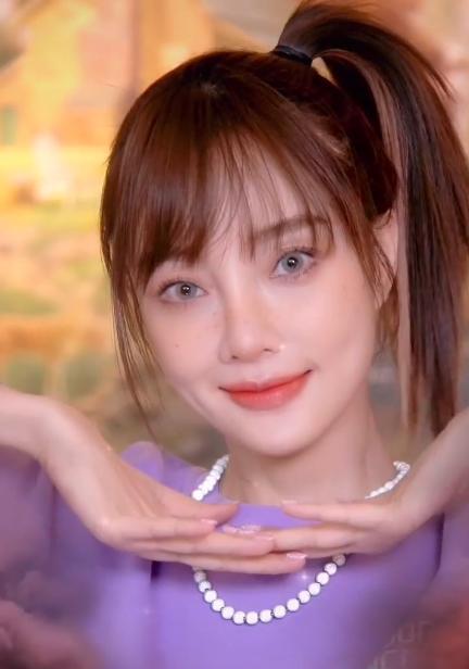 李小璐|李小璐罕晒素颜！教人化妆一脸认真，下颚线明显一点都不网红脸