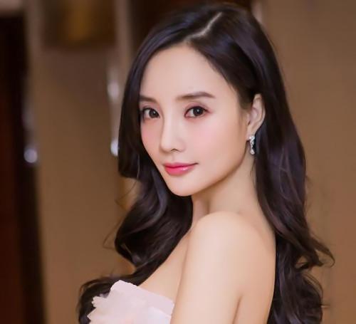 李小璐|李小璐罕晒素颜！教人化妆一脸认真，下颚线明显一点都不网红脸