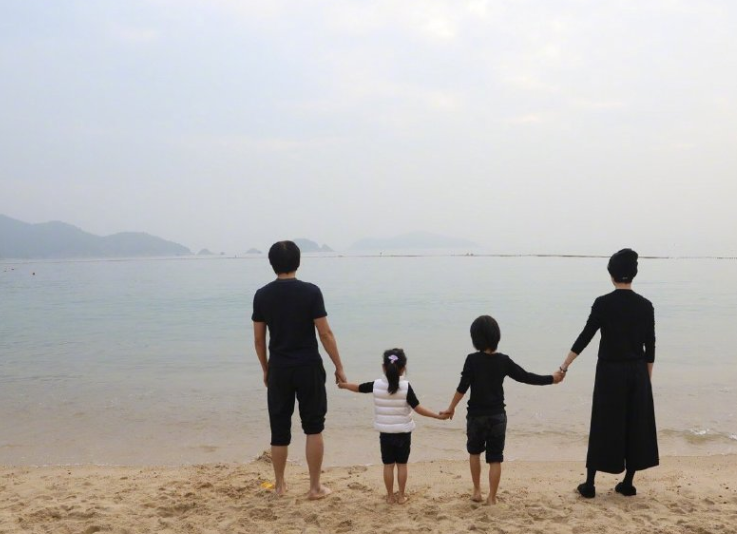 孙俪|孙俪为陪老公被晒伤，邓超挨个评论她动态，炫耀老婆铁粉身份表白