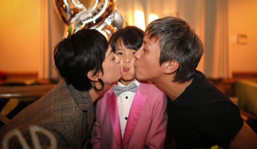 孙俪|孙俪为陪老公被晒伤，邓超挨个评论她动态，炫耀老婆铁粉身份表白