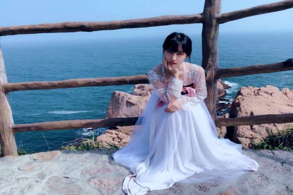 齐胸襦裙|唐朝齐胸襦裙很美却容易掉？小姐姐这么做，怎么蹦跶都不掉