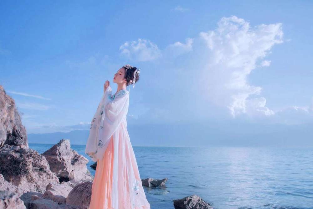 齐胸襦裙|唐朝齐胸襦裙很美却容易掉？小姐姐这么做，怎么蹦跶都不掉