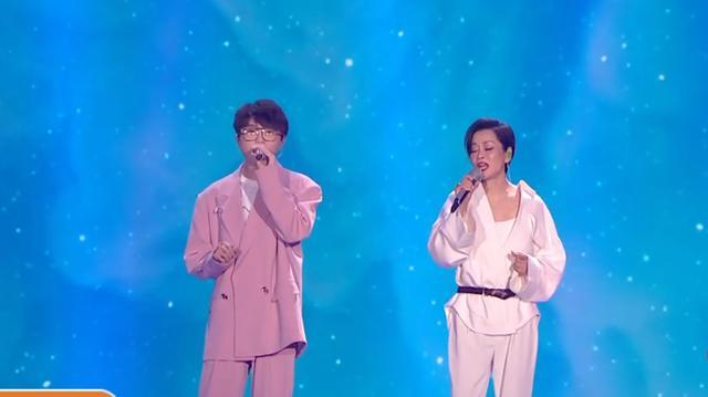 王一博|芒果汽车晚会现场：王一博念错词笑场，沈梦辰鼻子歪，周笔畅走音