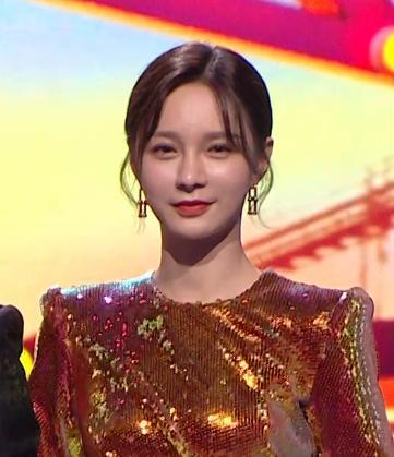 王一博|芒果汽车晚会现场：王一博念错词笑场，沈梦辰鼻子歪，周笔畅走音