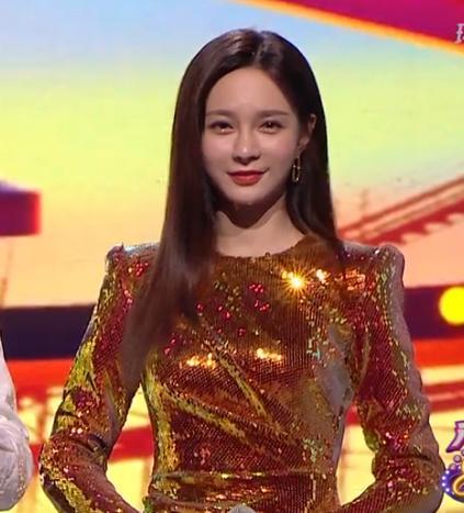 王一博|芒果汽车晚会现场：王一博念错词笑场，沈梦辰鼻子歪，周笔畅走音