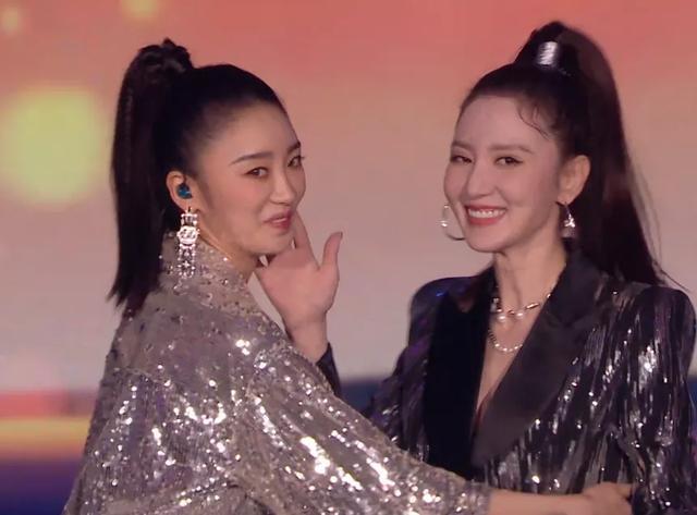 王一博|芒果汽车晚会现场：王一博念错词笑场，沈梦辰鼻子歪，周笔畅走音