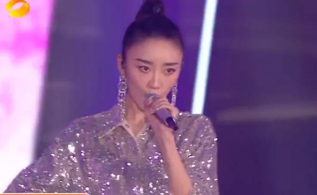 王一博|芒果汽车晚会现场：王一博念错词笑场，沈梦辰鼻子歪，周笔畅走音