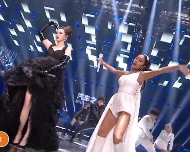 王一博|芒果汽车晚会现场：王一博念错词笑场，沈梦辰鼻子歪，周笔畅走音