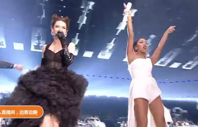 王一博|芒果汽车晚会现场：王一博念错词笑场，沈梦辰鼻子歪，周笔畅走音