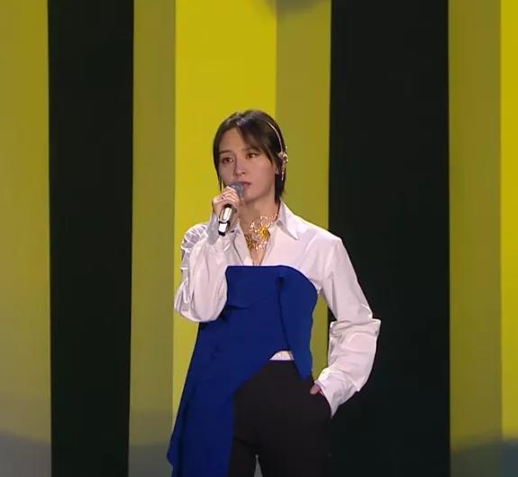 王一博|芒果汽车晚会现场：王一博念错词笑场，沈梦辰鼻子歪，周笔畅走音