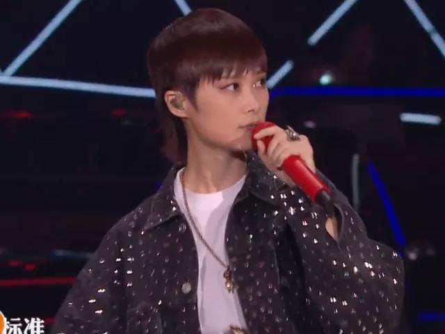 王一博|芒果汽车晚会现场：王一博念错词笑场，沈梦辰鼻子歪，周笔畅走音