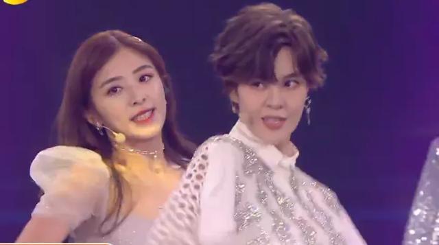 王一博|芒果汽车晚会现场：王一博念错词笑场，沈梦辰鼻子歪，周笔畅走音