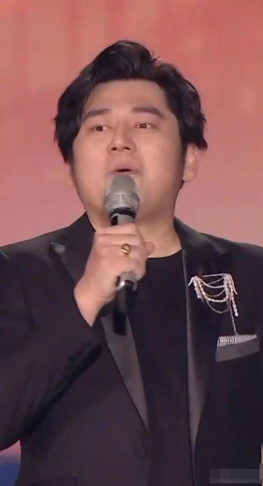 王一博|芒果汽车晚会现场：王一博念错词笑场，沈梦辰鼻子歪，周笔畅走音