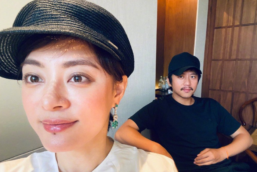 孙俪|孙俪为陪老公被晒伤，邓超挨个评论她动态，炫耀老婆铁粉身份表白