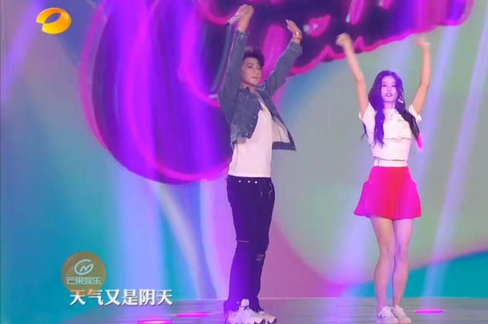 黄子韬|老板和艺人的糖也太好磕了吧！黄子韬和徐艺洋上演摸头杀后，发文：辛苦了