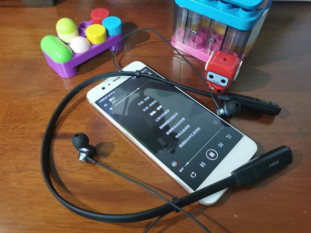 用不了万八千元的大投入,西圣armor耳机用百元体验超值音效