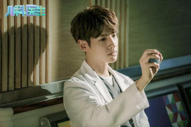 罗云熙|演员罗云熙十年芭蕾破茧成蝶 “一杯敬努力一杯敬光芒”