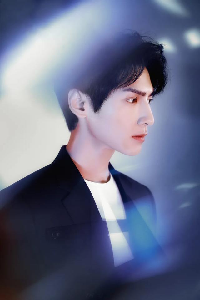 罗云熙|演员罗云熙十年芭蕾破茧成蝶 “一杯敬努力一杯敬光芒”