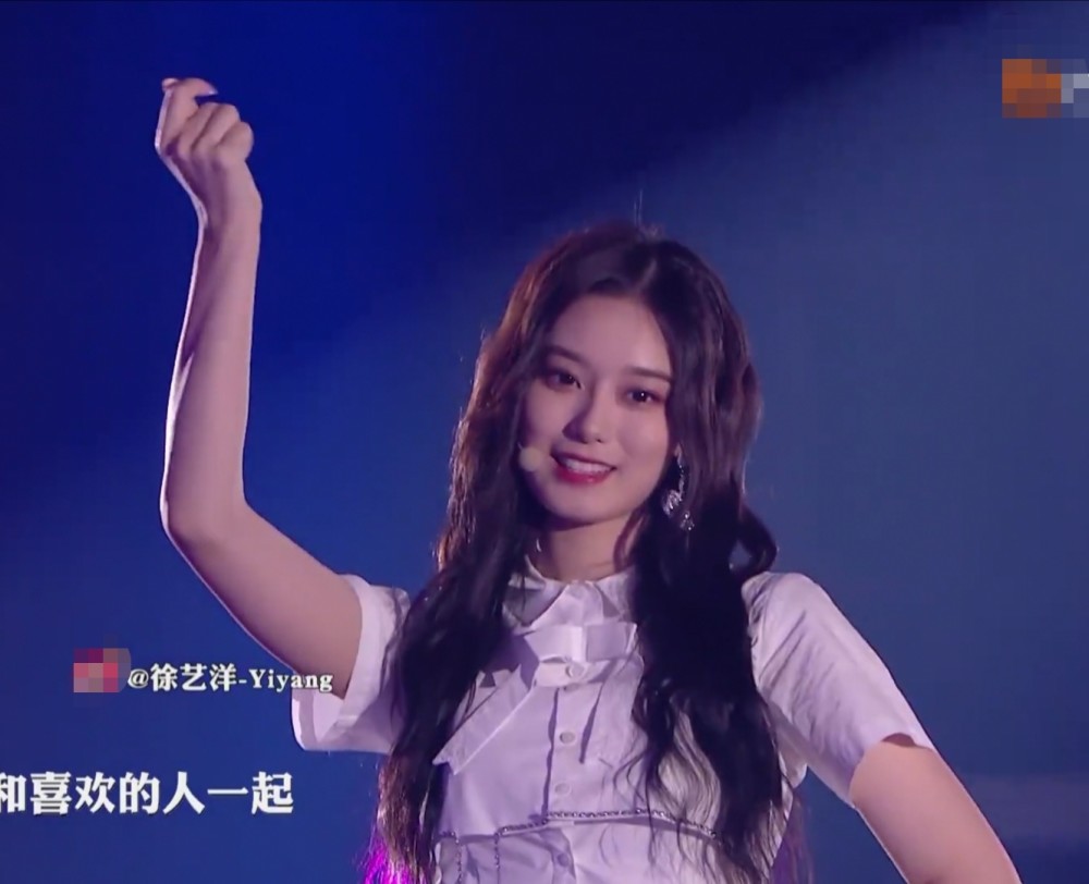 黄子韬|黄子韬与徐艺洋合作新歌舞台，原唱甘愿当绿叶，两人真的太甜了