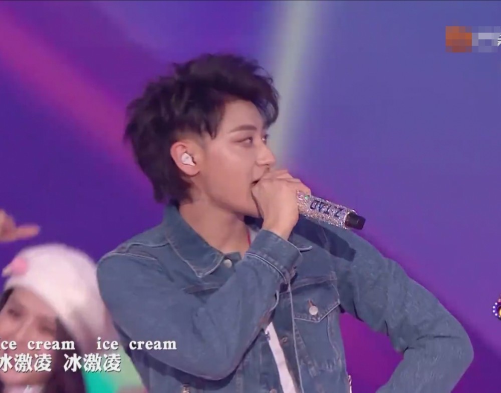 黄子韬|黄子韬与徐艺洋合作新歌舞台，原唱甘愿当绿叶，两人真的太甜了