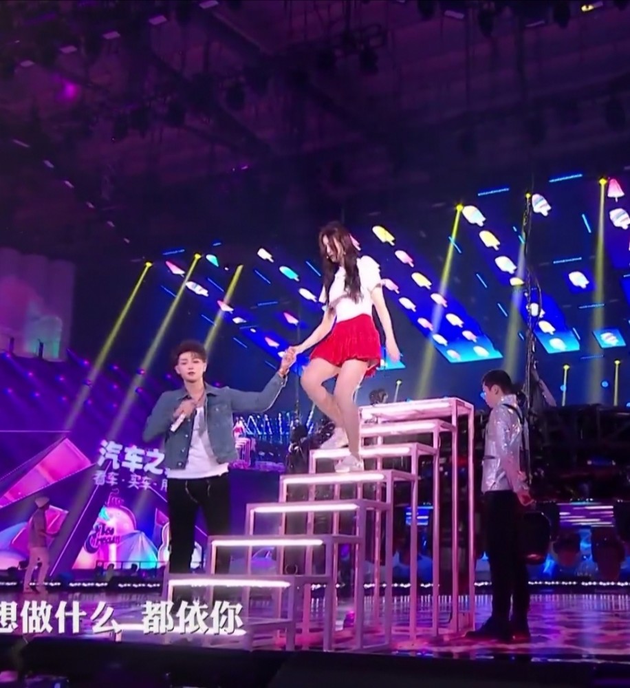 黄子韬|黄子韬与徐艺洋合作新歌舞台，原唱甘愿当绿叶，两人真的太甜了