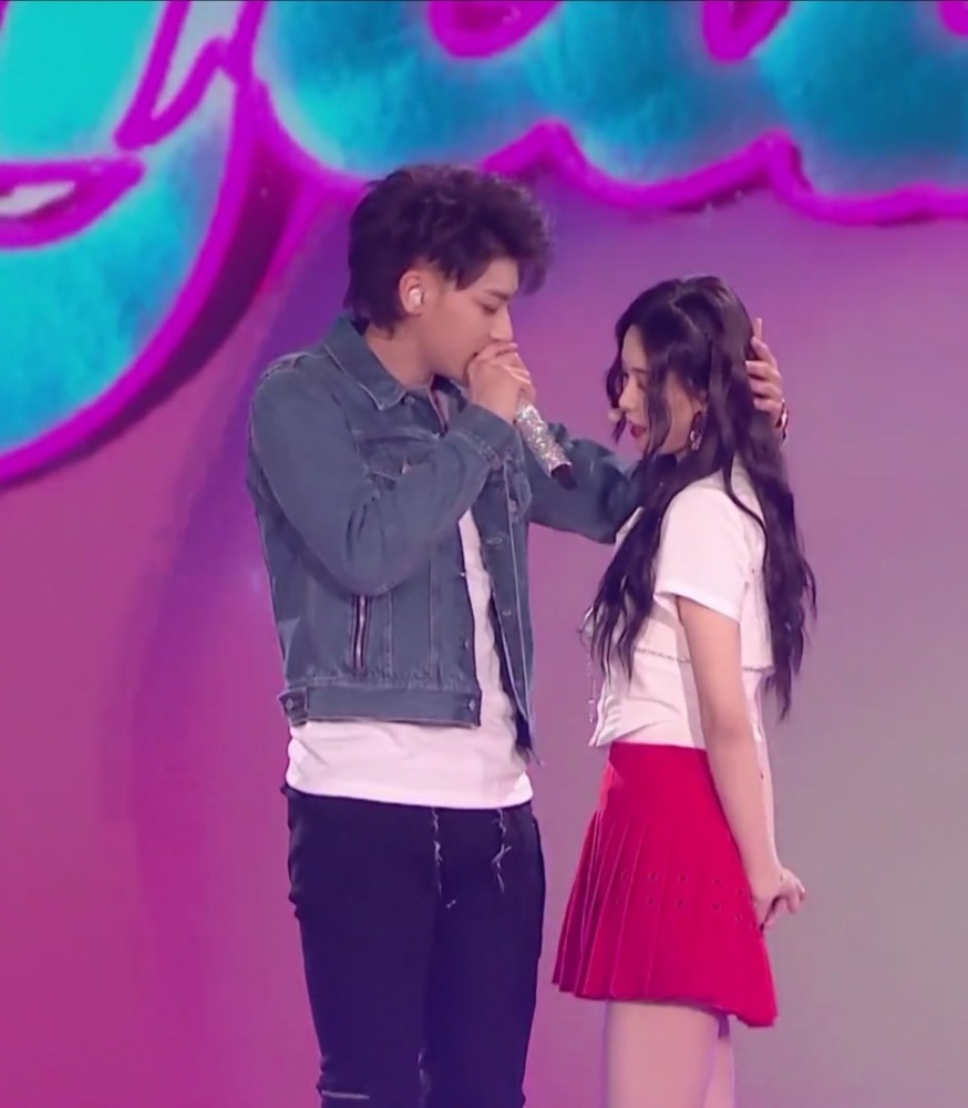 黄子韬|黄子韬与徐艺洋合作新歌舞台，原唱甘愿当绿叶，两人真的太甜了