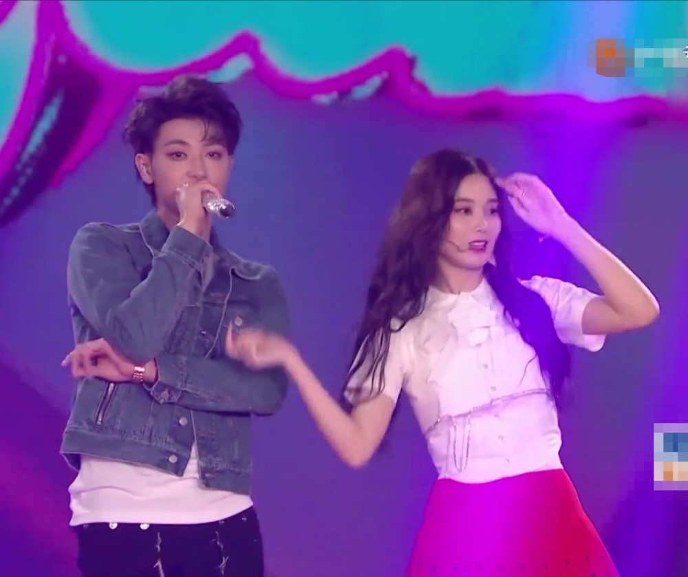 黄子韬|黄子韬与徐艺洋合作新歌舞台，原唱甘愿当绿叶，两人真的太甜了