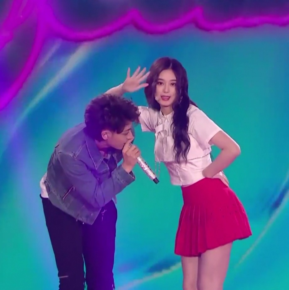 黄子韬|黄子韬与徐艺洋合作新歌舞台，原唱甘愿当绿叶，两人真的太甜了