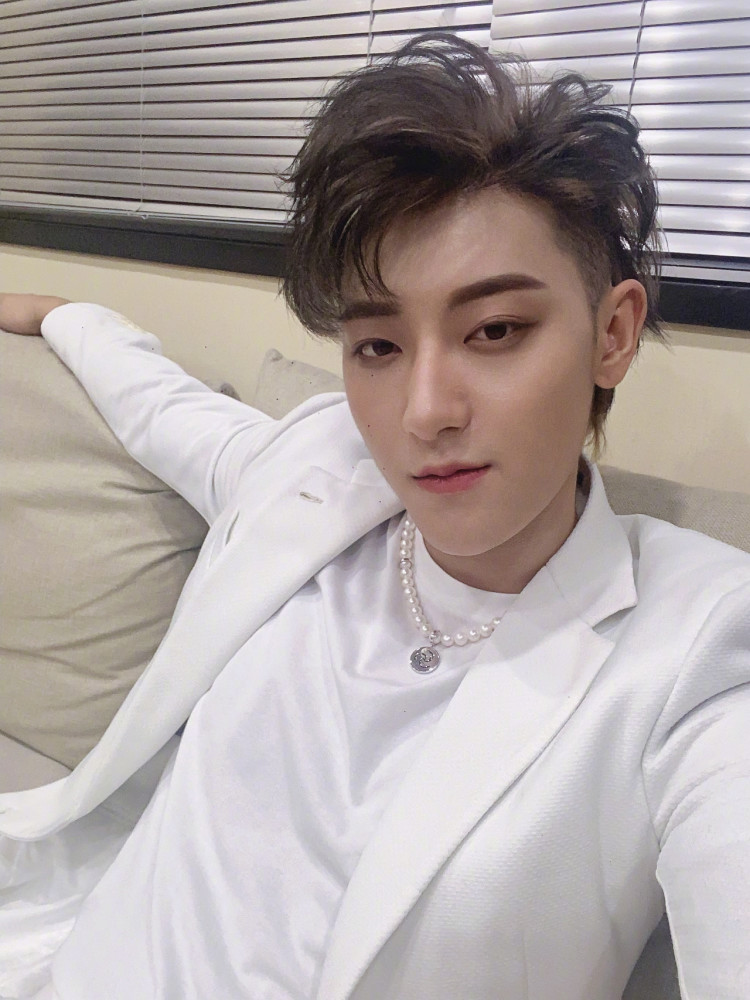 黄子韬|黄子韬与徐艺洋合作新歌舞台，原唱甘愿当绿叶，两人真的太甜了